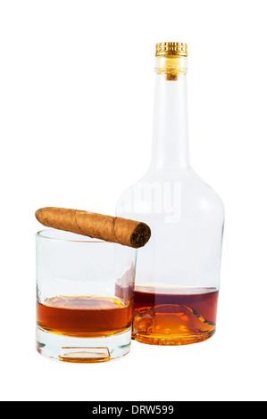 Fast leere Flasche und Glas Whiskey mit Zigarre isoliert auf weißem Hintergrund mit Beschneidungspfad Stockfoto