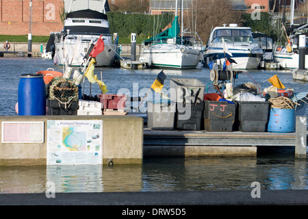 Geräte von einem Fischerboot im Inneren Hafen von Weymouth. Stockfoto