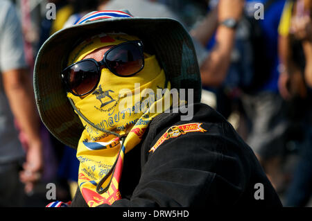 Bangkok, Thailand. 2. Februar 2014. Ein maskierter Anti-Regierungs-Demonstrant im Publikum einen massiven Protest an der Sukhumvit Road, einer der belebtesten Straßen Bangkoks. Die demokratische Reform Volkskomitee genannt für einen "nationalen Picknick" Tag auf den Straßen von Bangkok Opposition zur heutigen nationalen Wahlen zum Ausdruck bringen. Nach 3 Monaten protestieren, es gibt noch Tausende von Demonstranten auf den Straßen von Bangkok fordern den Rücktritt von Ministerpräsident Thailands Yingluck Shinawatra. "Shutdown Bangkok" ist durch das Volk demokratische Reform Committee (Separatistischen) organisiert. Bildnachweis: Kraig Lieb / Alamy Live News Stockfoto