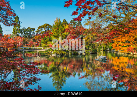 Kyoto, Japan am Teich und Brücke der Eikando Tempel im Herbst. Stockfoto