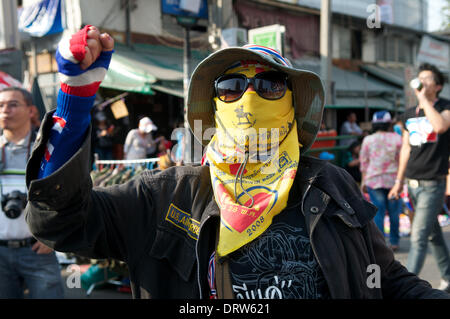 Bangkok, Thailand. 2. Februar 2014. Eine maskierte Anti-Regierungs-Demonstranten "Wellenlinien" Faust & Gesänge "Yingluck raus!" an der Sukhumvit Road, einer der Bangkoks belebtesten Straßen. Die demokratische Reform Volkskomitee genannt für einen "nationalen Picknick" Tag auf den Straßen von Bangkok Opposition zur heutigen nationalen Wahlen zum Ausdruck bringen. Nach 3 Monaten protestieren, es gibt noch Tausende von Demonstranten auf den Straßen von Bangkok fordern den Rücktritt von Ministerpräsident Thailands Yingluck Shinawatra. "Shutdown Bangkok" ist durch das Volk demokratische Reform Committee (Separatistischen) organisiert. Bildnachweis: Kraig Lieb / Alamy Li Stockfoto