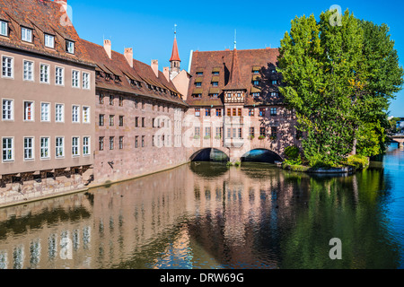 Nürnberg im historischen Krankenhaus des Heiligen Geistes am Fluss Pegnitz. Stockfoto