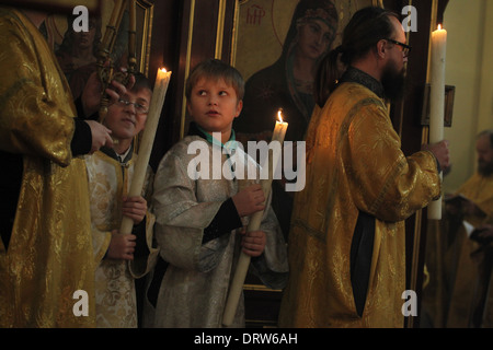 Messdiener Artyom Zakharchuk besucht die Zeremonie der Inthronisation eines neuen Erzbischof von Prag. Stockfoto