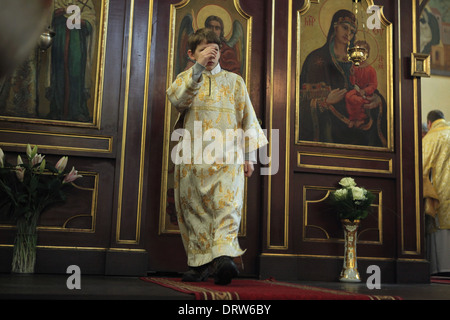 Messdiener Vasily Cherepko besucht die Zeremonie der Inthronisation eines neuen Erzbischof von Prag. Stockfoto