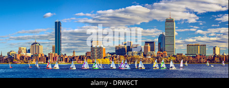 Boston, Massachusetts Skyline Panorama Back Bay über den Charles River Stockfoto