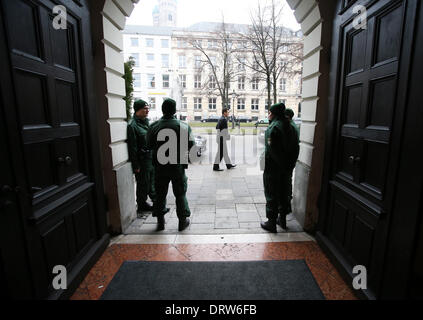 (140202)--München, 2. Februar 2014 (Xinhua)--A Personal Mitglied Spaziergänge durch Polizeibeamte am Veranstaltungsort an der Münchner Sicherheitskonferenz in München, Deutschland, am 2. Februar 2014. (Xinhua/MSC/Müller) (axy) Stockfoto