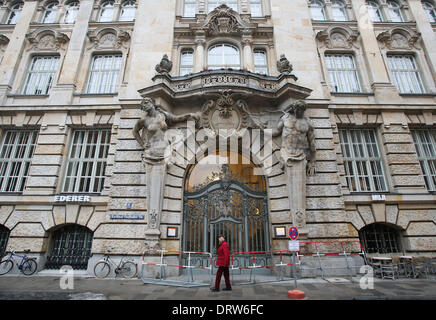 (140202)--München, 2. Februar 2014 (Xinhua)--A Fußgänger Spaziergänge durch ein Gebäude aufgrund der Münchner Sicherheitskonferenz in der Nähe der Veranstaltungsort der Konferenz in München, Deutschland, am 2. Februar 2014 gesperrt. (Xinhua/MSC/Müller) (axy) Stockfoto