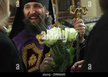 Gewählten Erzbischof Joachim von Prag besucht die Zeremonie seiner Inthronisation als neuer Erzbischof von Prag. Stockfoto