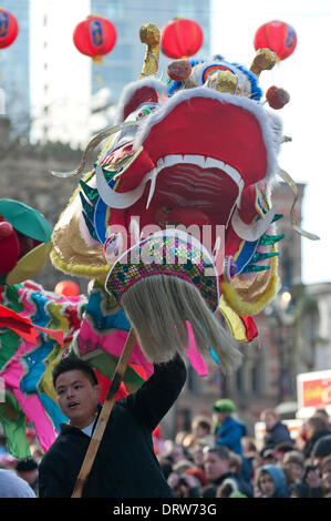 Manchester, UK. 2. Februar 2014. Tausende von Menschen geben Sie Manchester Stadtzentrum um Chinese New Year 2014 (das Jahr des Pferdes), feiern die begann mit einer Parade in Albert Square, geführt von einem 175 ft lang Drachen von Meister Chu Löwen Dancing Club Credit betrieben: Russell Hart/Alamy Live News. Stockfoto