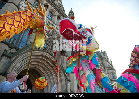 Manchester, UK. 2. Februar 2014. Tausende von Menschen geben Sie Manchester Stadtzentrum um Chinese New Year 2014 (das Jahr des Pferdes), feiern die begann mit einer Parade in Albert Square, geführt von einem 175 ft lang Drachen von Meister Chu Löwen Dancing Club Credit betrieben: Russell Hart/Alamy Live News. Stockfoto