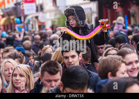 London, UK. 2. Februar 2014. Ein Junge genießt einen erhöhten Blick wie Tausende von chinesischen, Touristen und London, UK.ers, Chinesisches Neujahr zu feiern. Bildnachweis: Paul Davey/Alamy Live-Nachrichten Stockfoto