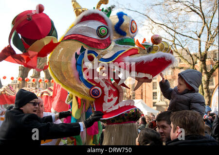 Manchester, UK. 2. Februar 2014. Tausende von Menschen geben Sie Manchester Stadtzentrum um Chinese New Year 2014 (das Jahr des Pferdes), feiern die begann mit einer Parade in Albert Square, geführt von einem 175 ft lang Drachen von Meister Chu Löwen Dancing Club Credit betrieben: Russell Hart/Alamy Live News. Stockfoto