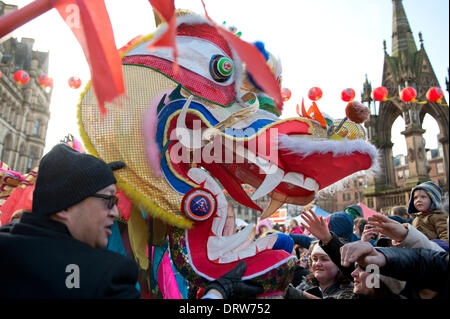 Manchester, UK. 2. Februar 2014. Tausende von Menschen geben Sie Manchester Stadtzentrum um Chinese New Year 2014 (das Jahr des Pferdes), feiern die begann mit einer Parade in Albert Square, geführt von einem 175 ft lang Drachen von Meister Chu Löwen Dancing Club Credit betrieben: Russell Hart/Alamy Live News. Stockfoto