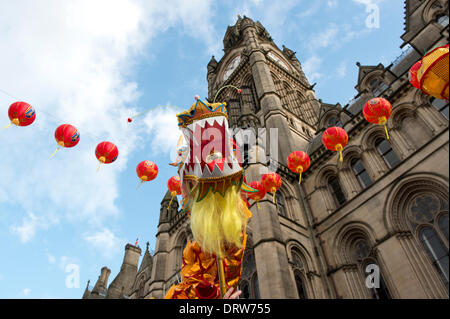 Manchester, UK. 2. Februar 2014. Tausende von Menschen geben Sie Manchester Stadtzentrum um Chinese New Year 2014 (das Jahr des Pferdes), feiern die begann mit einer Parade in Albert Square, geführt von einem 175 ft lang Drachen von Meister Chu Löwen Dancing Club Credit betrieben: Russell Hart/Alamy Live News. Stockfoto