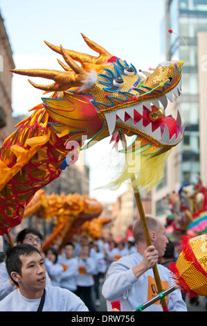 Manchester, UK. 2. Februar 2014. Tausende von Menschen geben Sie Manchester Stadtzentrum um Chinese New Year 2014 (das Jahr des Pferdes), feiern die begann mit einer Parade in Albert Square, geführt von einem 175 ft lang Drachen von Meister Chu Löwen Dancing Club Credit betrieben: Russell Hart/Alamy Live News. Stockfoto