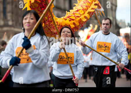 Manchester, UK. 2. Februar 2014. Tausende von Menschen geben Sie Manchester Stadtzentrum um Chinese New Year 2014 (das Jahr des Pferdes), feiern die begann mit einer Parade in Albert Square, geführt von einem 175 ft lang Drachen von Meister Chu Löwen Dancing Club Credit betrieben: Russell Hart/Alamy Live News. Stockfoto