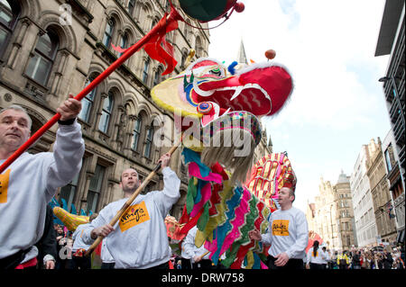 Manchester, UK. 2. Februar 2014. Tausende von Menschen geben Sie Manchester Stadtzentrum um Chinese New Year 2014 (das Jahr des Pferdes), feiern die begann mit einer Parade in Albert Square, geführt von einem 175 ft lang Drachen von Meister Chu Löwen Dancing Club Credit betrieben: Russell Hart/Alamy Live News. Stockfoto