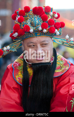 Manchester, UK. 2. Februar 2014. Tausende von Menschen geben Sie Manchester Stadtzentrum um Chinese New Year 2014 (das Jahr des Pferdes), feiern die begann mit einer Parade in Albert Square, geführt von einem 175 ft lang Drachen von Meister Chu Löwen Dancing Club Credit betrieben: Russell Hart/Alamy Live News. Stockfoto