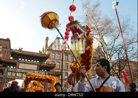 Manchester, UK. 2. Februar 2014. Tausende von Menschen geben Sie Manchester Stadtzentrum um Chinese New Year 2014 (das Jahr des Pferdes), feiern die begann mit einer Parade in Albert Square, geführt von einem 175 ft lang Drachen von Meister Chu Löwen Dancing Club Credit betrieben: Russell Hart/Alamy Live News. Stockfoto