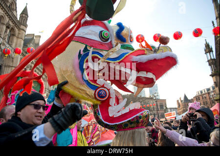 Manchester, UK. 2. Februar 2014. Tausende von Menschen geben Sie Manchester Stadtzentrum um Chinese New Year 2014 (das Jahr des Pferdes), feiern die begann mit einer Parade in Albert Square, geführt von einem 175 ft lang Drachen von Meister Chu Löwen Dancing Club Credit betrieben: Russell Hart/Alamy Live News. Stockfoto