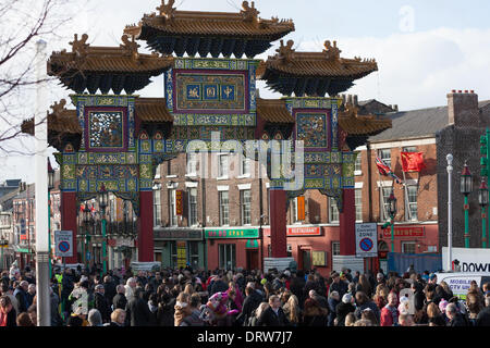 Liverpool, Vereinigtes Königreich. 2. Februar 2014. Große Menschenmengen versammeln sich um den chinesischen Bogen in Chinatown Liverpools chinesische Neujahr zu feiern. Der zeremonielle Bogen wurde aus Shanghai importiert und enthält mehr als 200 Drachen. Es ist der größte chinesische Bogen außerhalb Chinas.  Bildnachweis: Adam Vaughan/Alamy Live-Nachrichten Stockfoto