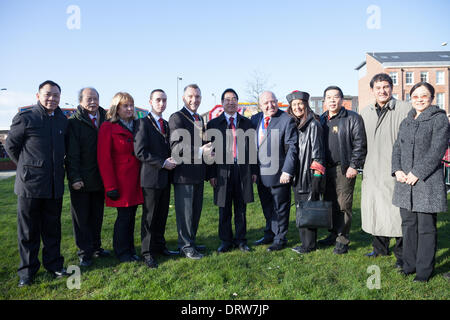 Liverpool, Vereinigtes Königreich. 2. Februar 2014. Oberbürgermeister von Liverpool Gary Millar und Liverpool Bürgermeister Joe Anderson mit lokalen chinesischen Unternehmern beim chinesischen Neujahrsfest in Liverpool. Bildnachweis: Adam Vaughan/Alamy Live-Nachrichten Stockfoto