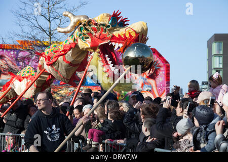 Liverpool, Vereinigtes Königreich. 2. Februar 2014. Menschen in der Menge nachschlagen auf eine chinesische Drache Marionette in Liverpool während Chinese New Year Feierlichkeiten Credit: Adam Vaughan/Alamy Live News Stockfoto