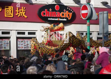 Liverpool, Vereinigtes Königreich. 2. Februar 2014. Ein chinesischer Drache wird durch Chinatown in Liverpool während Chinese New Year Feierlichkeiten Credit vorgeführt: Adam Vaughan/Alamy Live News Stockfoto