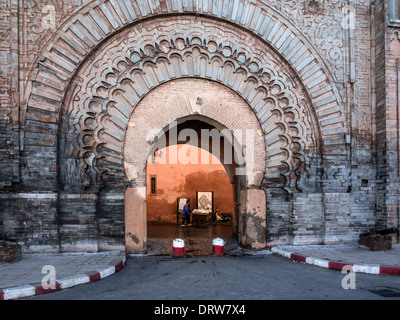 MARRAKESCH, MAROKKO - 21. JANUAR 2014: Das Bab-Agnaou-Tor in den Stadtmauern der Medina Stockfoto