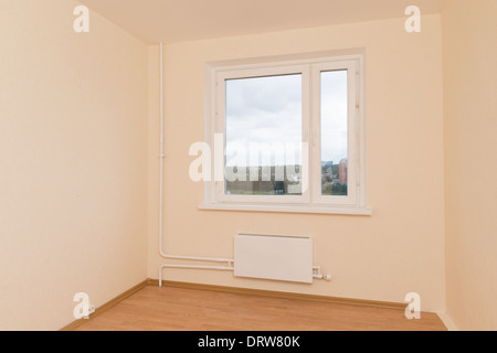 Generische leeren Raum mit Fenster und Wärme Heizkörper Stockfoto