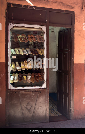 MARRAKESCH, MAROKKO - 21. JANUAR 2014: Fenster eines kleinen Schuhladens auf dem Souk-Markt Stockfoto