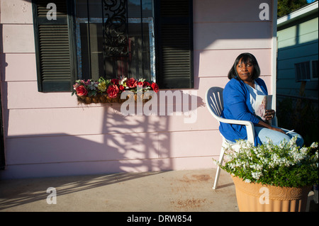 USA Mississippi MS Miss Baptist Stadt Greenwood Frau sitzen auf ihrer Veranda Stockfoto