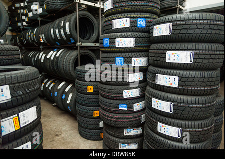 Pkw-Reifen sind in der Garage eingelagert. Stockfoto