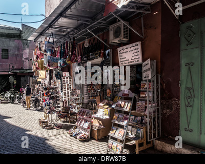 MARRAKESCH, MAROKKO - 21. JANUAR 2014: Allgemeiner Eisenwarenladen auf dem Souk-Markt Stockfoto