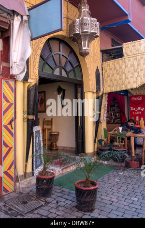 MARRAKESCH, MAROKKO - 21. JANUAR 2014: Pretty Shop inSouk Markt Stockfoto