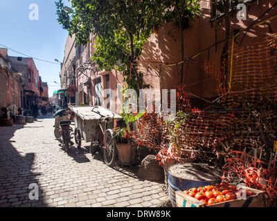 MARRAKESCH, MAROKKO - 21. JANUAR 2014: Straßenszene im Marktgebiet Souk Stockfoto