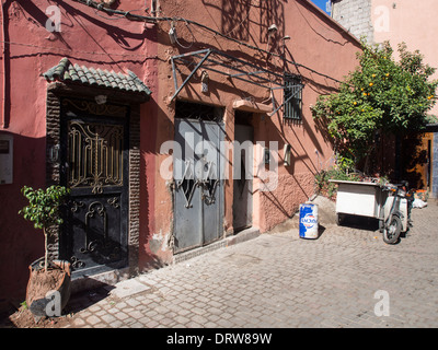 MARRAKESCH, MAROKKO - 21. JANUAR 2014: Straßenszene im Marktgebiet Souk Stockfoto