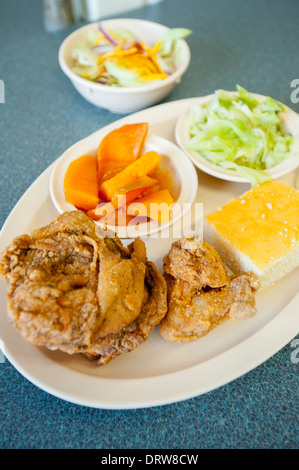 USA Mississippi MS Miss Cleveland Land Platter Restaurant Seelenkost südlichen Kochen von Essen Backhendl Stockfoto