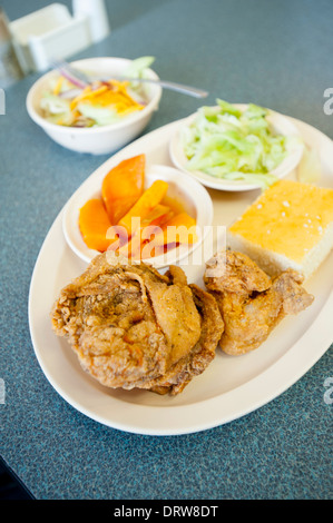 USA Mississippi MS Miss Cleveland Land Platter Restaurant Seelenkost südlichen Kochen von Essen Backhendl Stockfoto