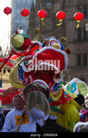 Manchester, Chinatown, den 2. Februar, 2104. Hohe pol Lion Dance an der Chinesischen Neue Jahr in Albert Square, Manchester im Norden größte chinesische Neujahrsfest. Von Manchester Chinatown ist eine von Europas größten in ein enges Netz von Straßen hinter Piccadilly Gärten versteckt. Mit einem 175-Fuß-Papier Drachen, ein Lion Tanz, Kampfkunst Demonstrationen, der Drache Parade, aus dem Rathaus zu Chinatown, ist einer der Höhepunkte der von Manchester jährliche Veranstaltungen Kalender. Stockfoto