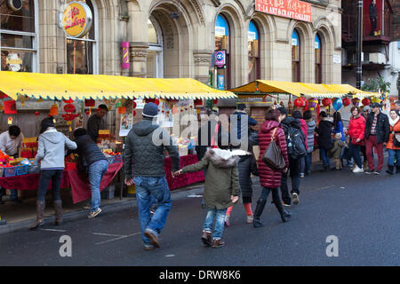 Manchester, Chinatown 2. Februar 2104.  Chinesische Neujahr Manchester im Norden der größte chinesische Neujahrsfest. Manchesters Chinatown gehört zu Europas größten versteckt in einem engen Netz von Straßen hinter Piccadilly Gardens.  Mit einem 175-Fuß Papier-Drachen, ein Löwentanz, Martial-Arts-Demonstrationen ist die Drachenparade einer der Höhepunkte der jährlichen Veranstaltungskalender Manchesters. Bildnachweis: Mar Photographics/Alamy Live-Nachrichten. Stockfoto