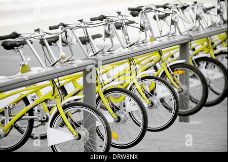 Urban-Szene mit gelben Fahrräder zur Miete in einem öffentlichen Fahrradstation Stockfoto