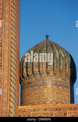 Usbekistan, Samarkand, Registan Quadrat, Chir Dor Madrasa, Minarett und geriffelten Kuppel Stockfoto