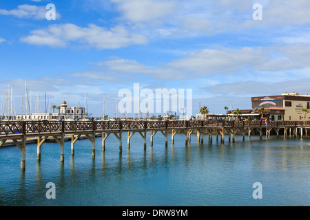 Holzsteg über dem Wasser in gehobenen Urlaubsort an der Küste von Marina Rubicon, Playa Blanca, Lanzarote, Kanarische Inseln, Spanien Stockfoto