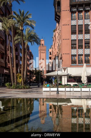 MARRAKESCH, MAROKKO - 21. JANUAR 2014: Büros im westlichen Stil und Moschee am Plaza am Place du 16 Novembre, Gueliz, Ville Nouvelle Stockfoto