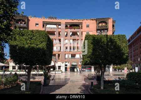 MARRAKESCH, MAROKKO - 21. JANUAR 2014: Büros im westlichen Stil am Plaza am Place du 16 Novembre, Gueliz Stockfoto