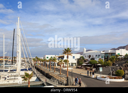 Uferpromenade und Hafen mit Luxus-Boote in der modernen Entwicklung von Marina Rubicon, Playa Blanca, Lanzarote, Kanarische Inseln, Spanien Stockfoto