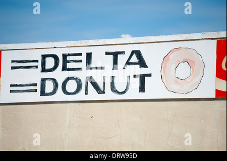 USA-Mississippi MS Miss Clarksdale-Schild am Delta Donut - Heimat des Delta blues Stockfoto