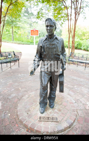 USA Mississippi MS Tupelo Elvis Aaron Presley Geburtsort Statue des jungen Elvis um 13 Uhr, Skulptur von Michiel Van der Sommen Stockfoto