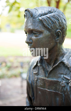 USA Mississippi MS Tupelo Elvis Aaron Presley Geburtsort Statue des jungen Elvis um 13 Uhr, Skulptur von Michiel Van der Sommen Stockfoto